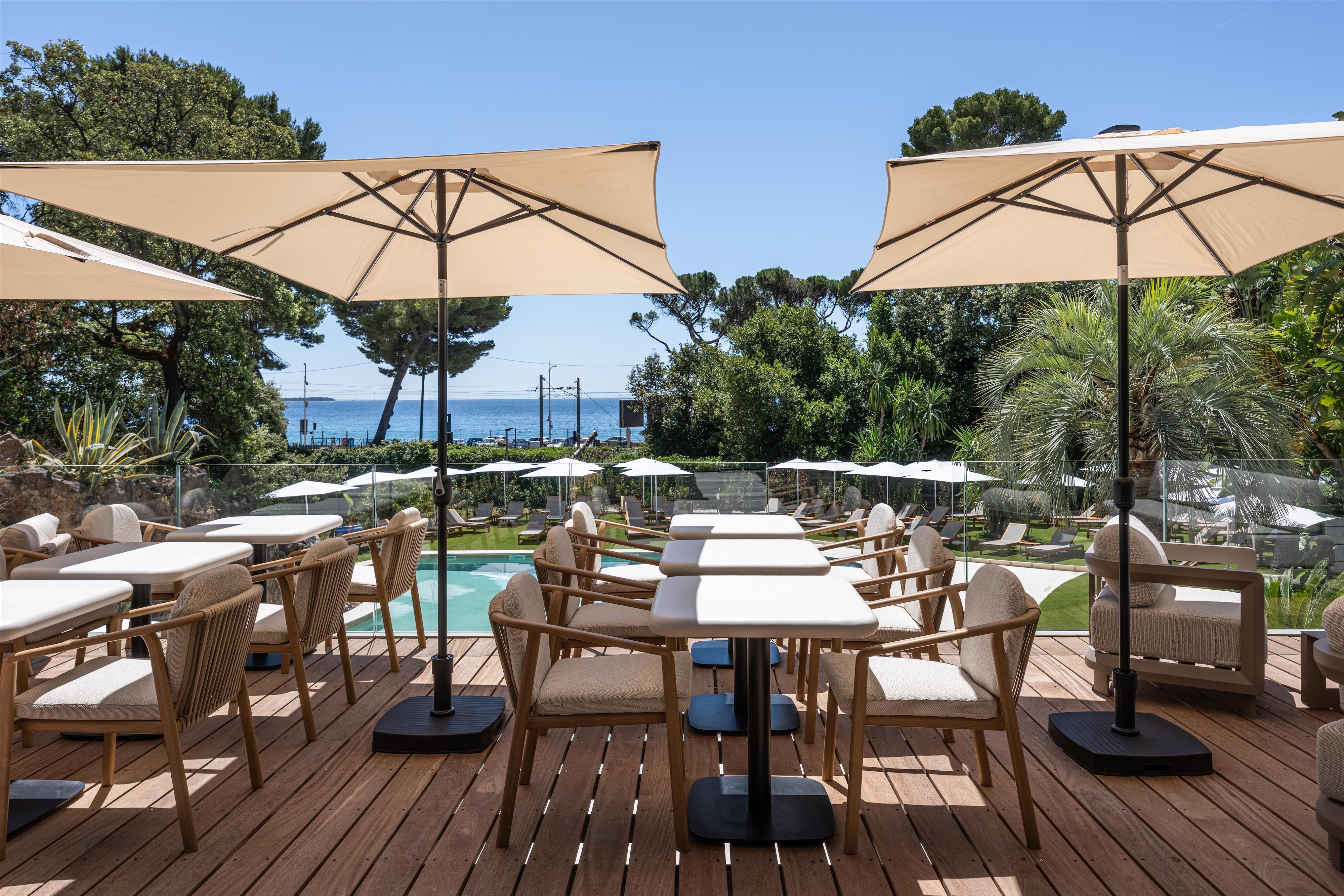 PR - EMEA 2026 - Radisson Hotel Cannes Seaside Poolside