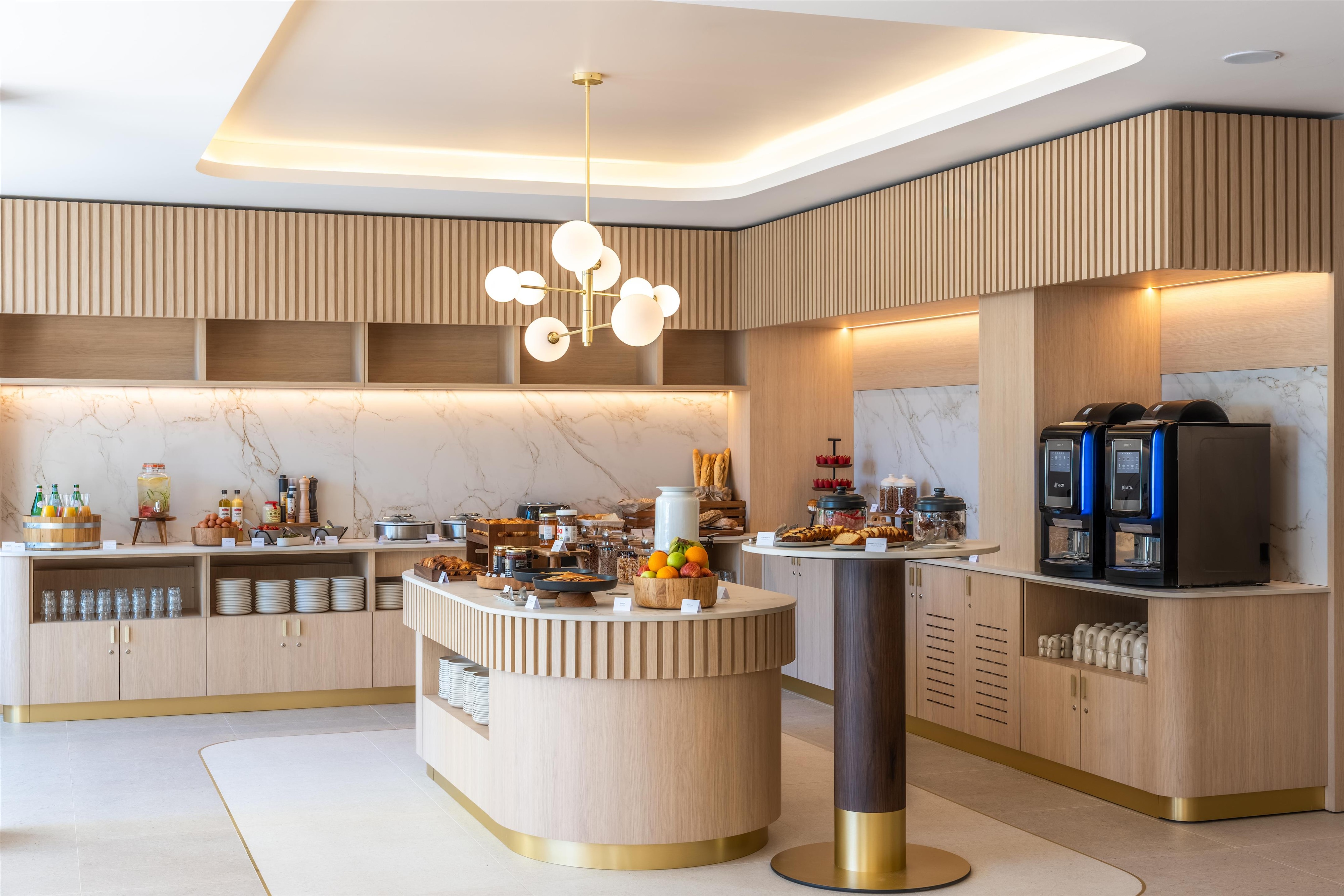 PR - EMEA 2026 - Radisson Hotel Cannes Seaside Petit Dejeun