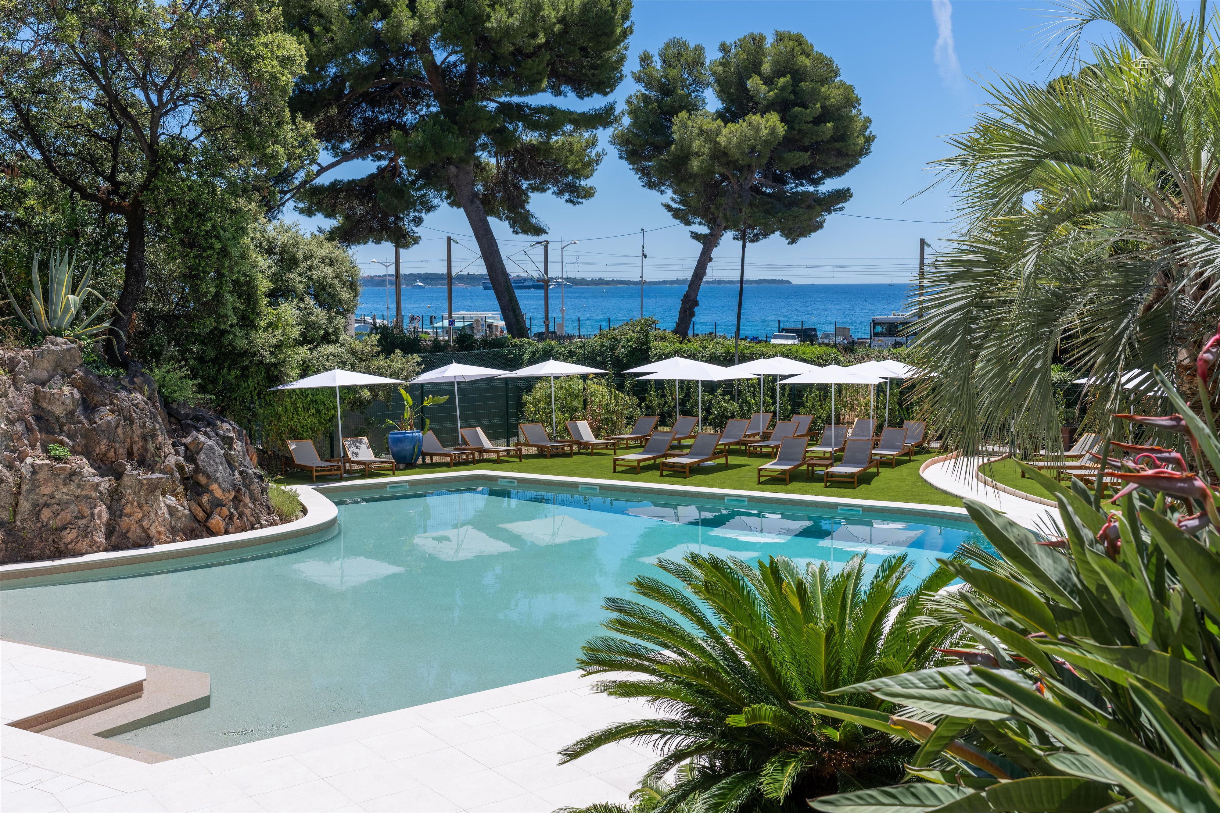 PR - EMEA 2026 - Radisson Hotel Cannes Seaside Pool