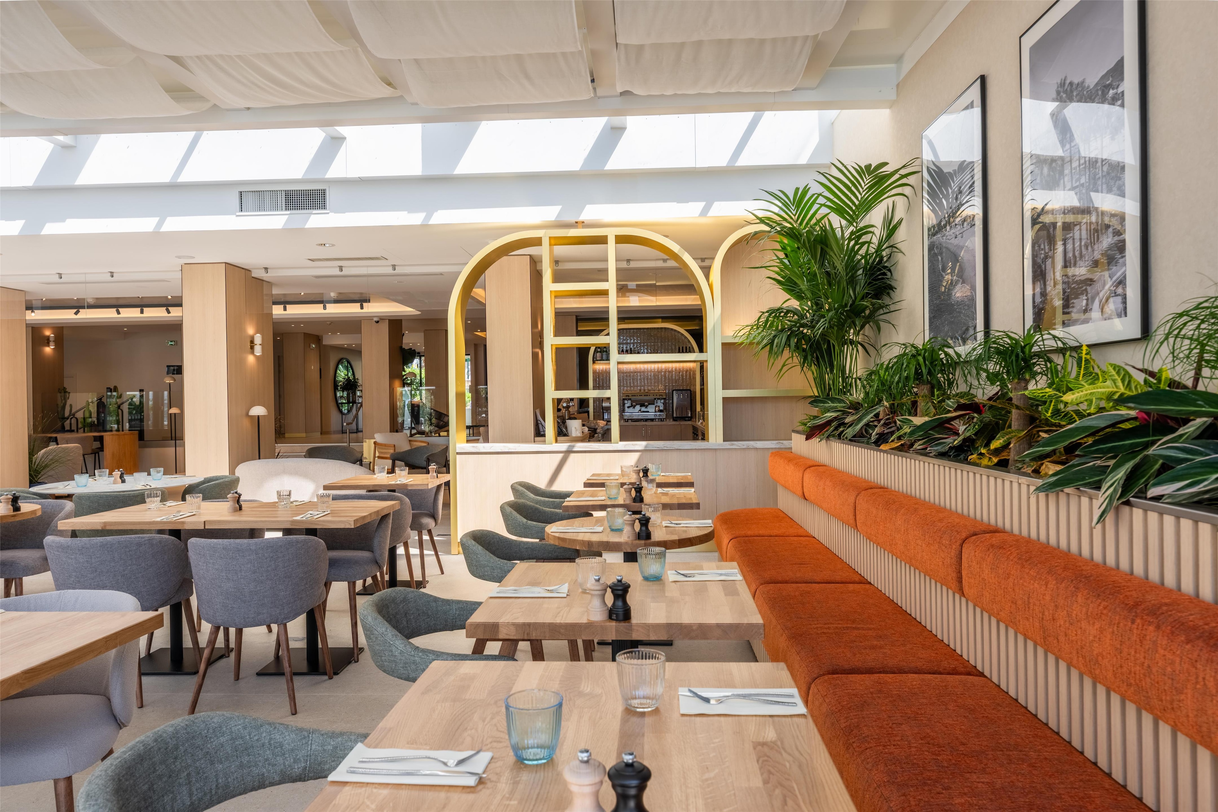 PR - EMEA 2026 - Radisson Hotel Cannes Seaside Restaurant Hall