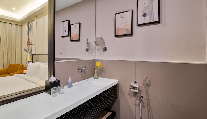 Pramod Lands End Resort, a member of Radisson Individuals - Deluxe & Superior Room bathroom