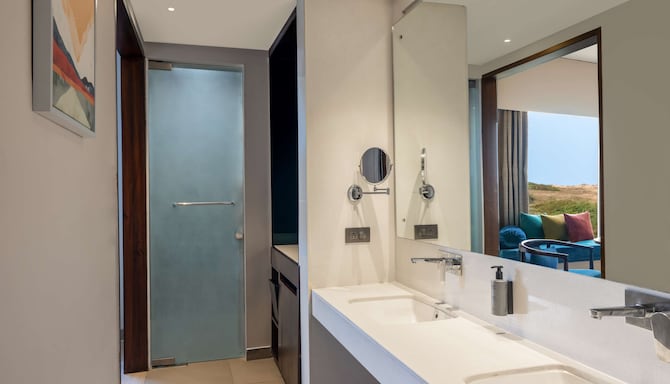 Pramod Lands End Resort, a member of Radisson Individuals - Premium Room bathroom