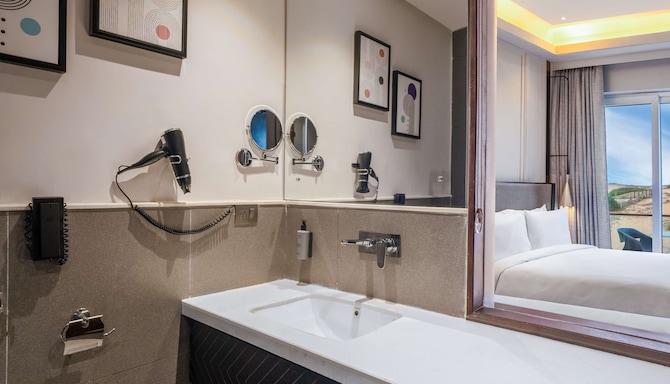 Pramod Lands End Resort, a member of Radisson Individuals - Family Room bathroom