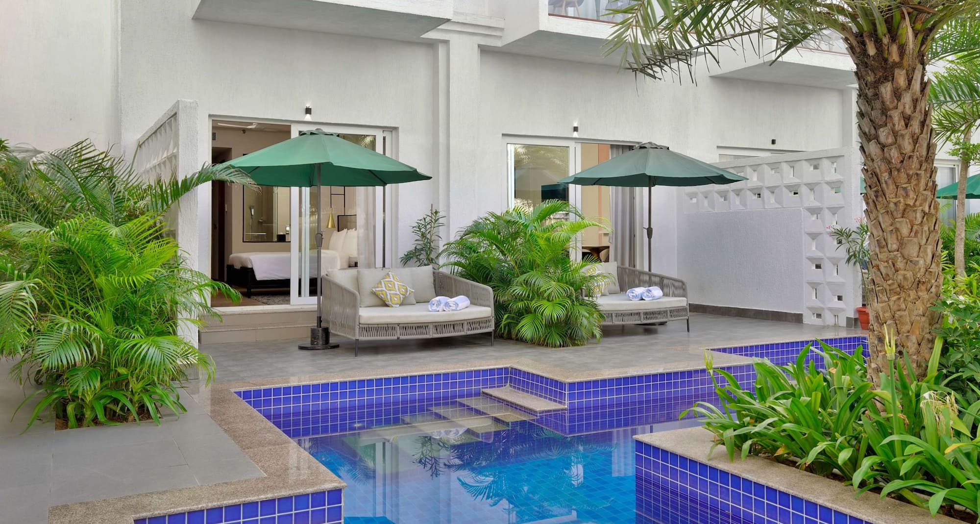 Pramod Lands End Resort, a member of Radisson Individuals - Deluxe Room terrace with pool