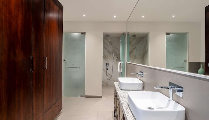 Pramod Lands End Resort, a member of Radisson Individuals - Royal Suite bathroom