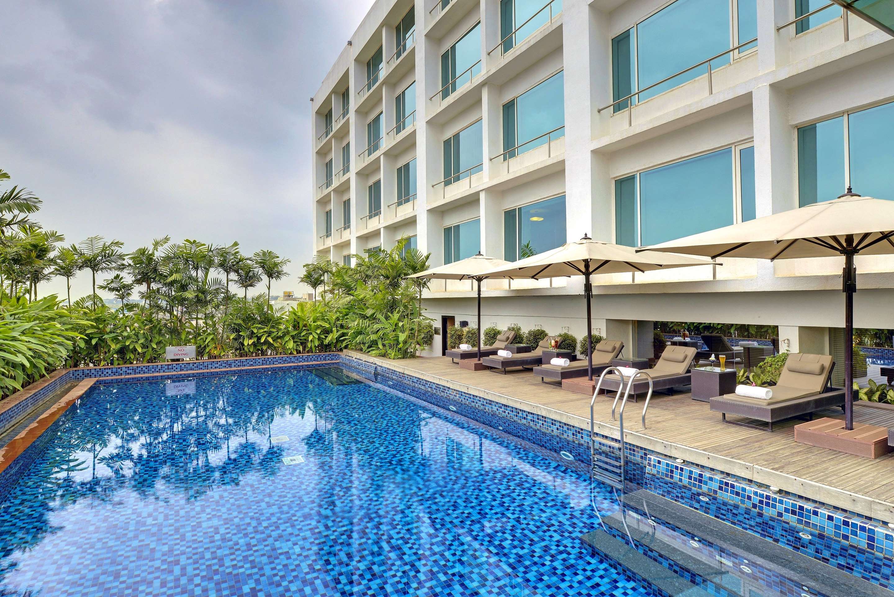 Radisson Blu Hotel Bengaluru Outer Ring Road Swimming pool