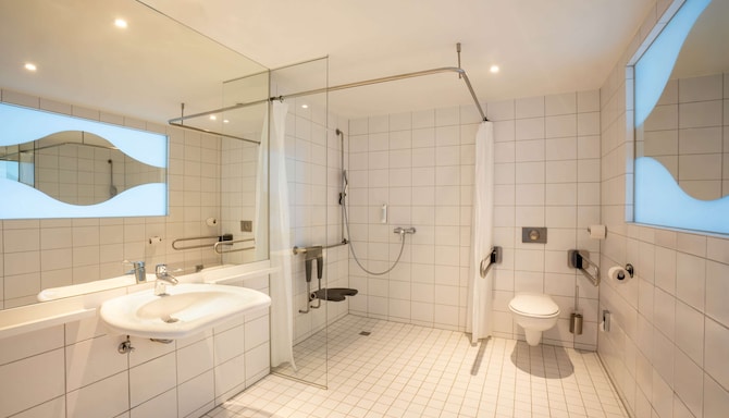 Prize by Radisson, Hamburg City - Bagno camera ospiti (accessibile)