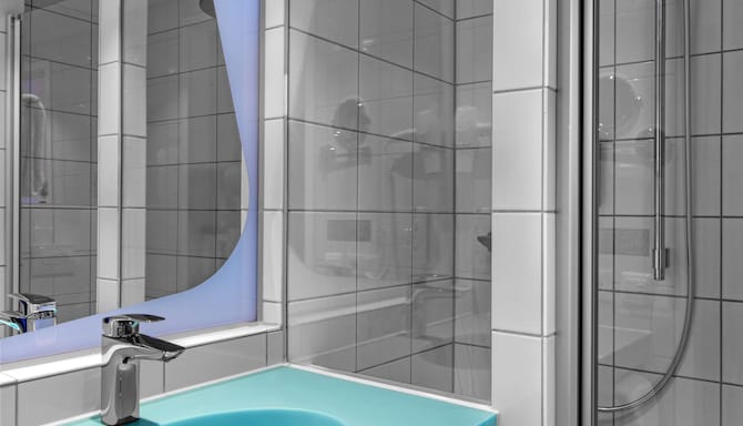 Prize by Radisson, Hamburg St. Pauli - Guest Room bathroom