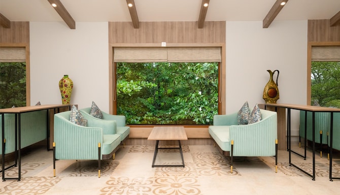 Purple Palms Resort and Spa Coorg, a member of Radisson Individuals Premier - Coffee Lounge