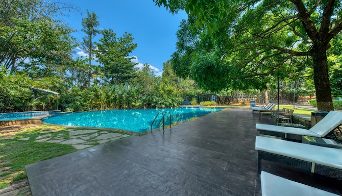 Purple Palms Resort & Spa Coorg, a member of Radisson Individuals Premier - Utsikt över poolen
