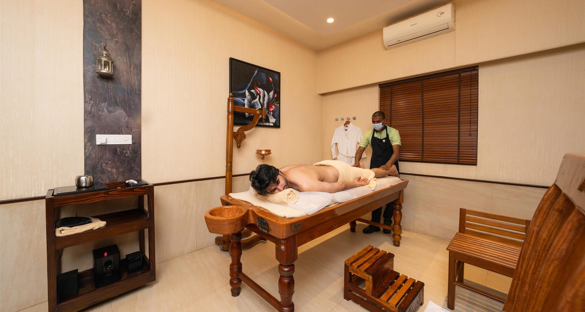 Purple Palms Resort and Spa Coorg, a member of Radisson Individuals Premier - Individual massage room