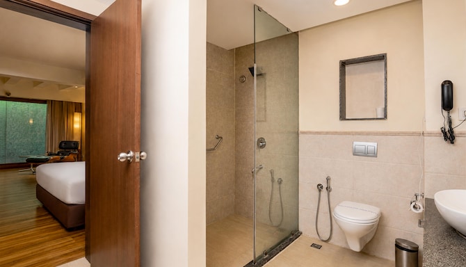 Purple Palms Resort & Spa Coorg, a member of Radisson Individuals Premier - Suite bath