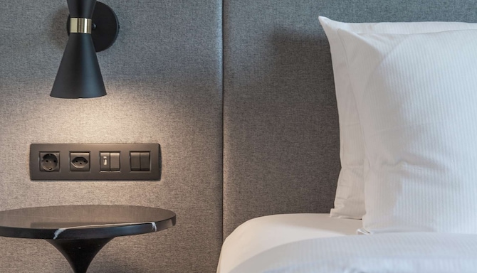 Radisson - Guest room bed detail