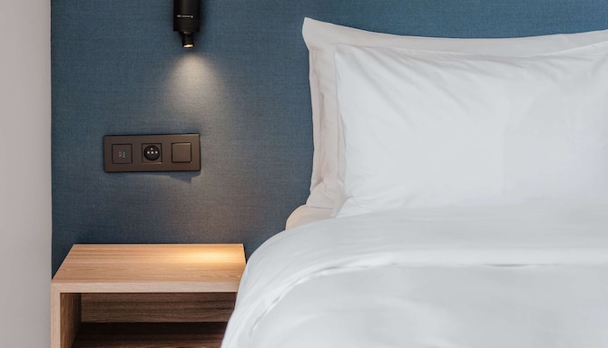 Radisson - Guest room bed detail