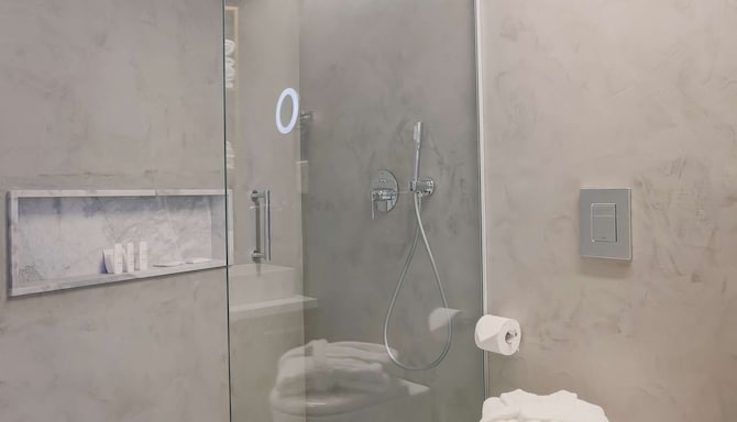 Radisson Beach Resort Larnaca - Guest Bathroom