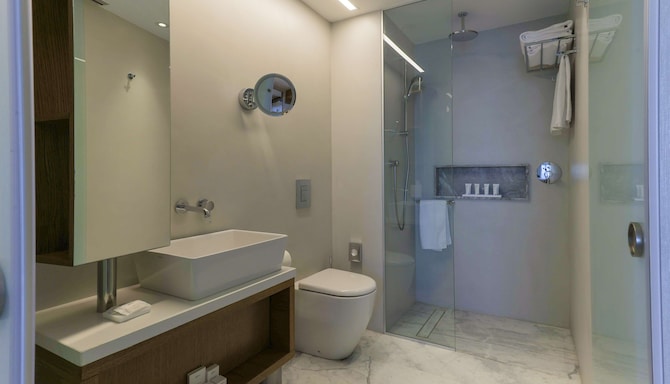 Radisson Beach Resort Larnaca - Standard Room bathroom