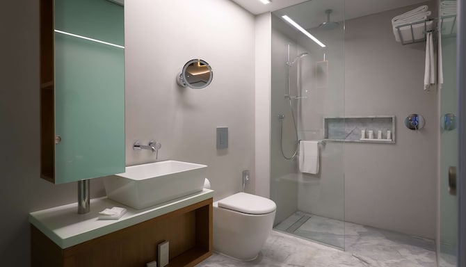 Radisson Beach Resort Larnaca - Junior Suite bathroom