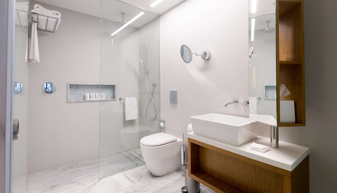 Radisson Beach Resort Larnaca - Junior Suite bathroom