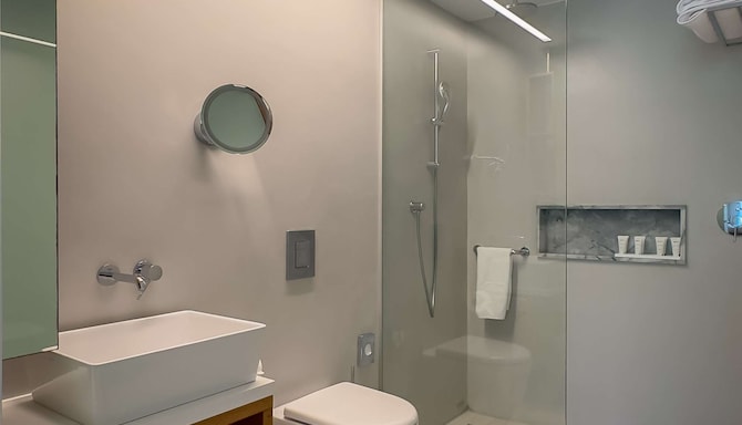 Radisson Beach Resort Larnaca - Garden Suite bathroom