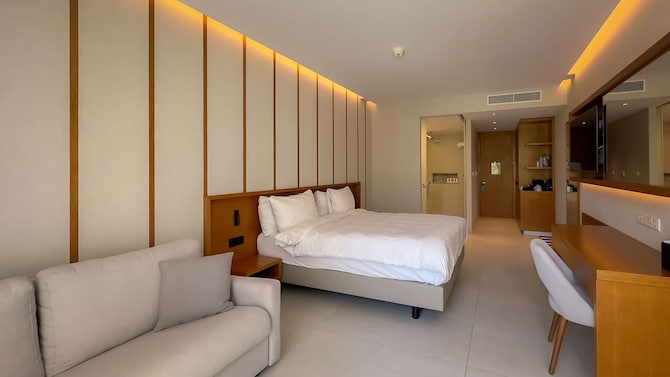 Radisson Beach Resort Larnaca - Garden Suite with terrace and sea view
