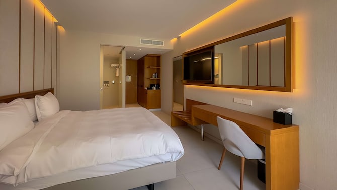 Radisson Beach Resort Larnaca - Garden Suite with terrace and sea view