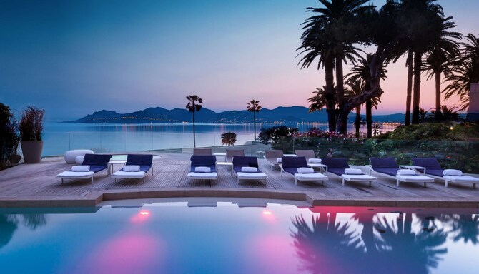 Radisson Blu 1835 Hotel and Thalasso, Cannes – Pool bei Nacht
