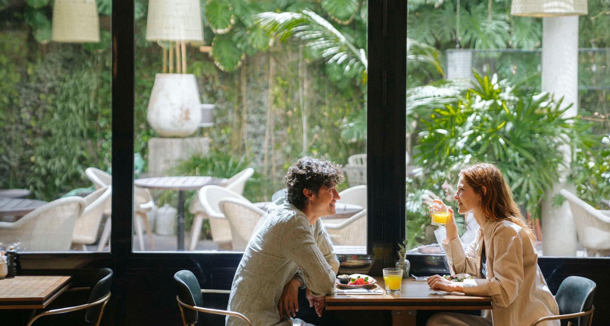 Radisson Blu 1882 Hotel, Barcelona Sagrada Familia - Couple having breakfast