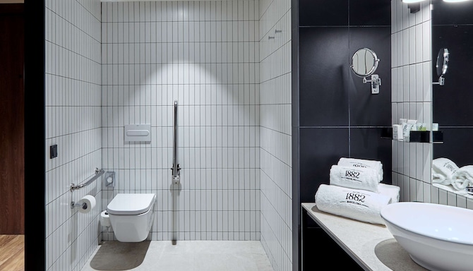 Radisson Blu 1882 Hotel, Barcelona Sagrada Familia - Baño de la habitación de invitados