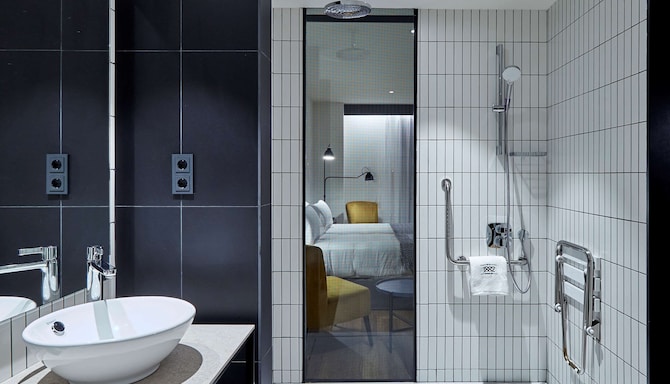 Radisson Blu 1882 Hotel, Barcelona Sagrada Familia - Baño de la habitación de invitados