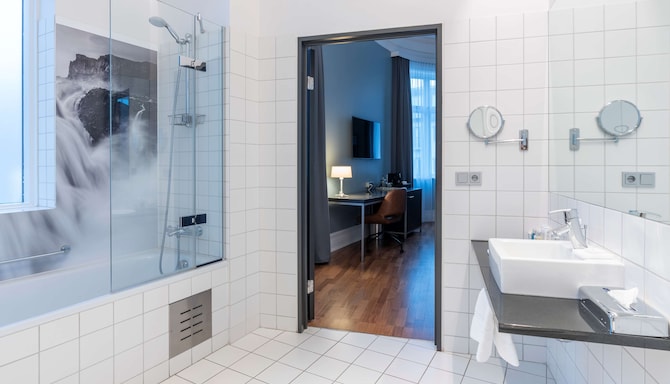 Radisson Blu 1919 Hotel, Reykjavik - Premium Bathroom view towards room