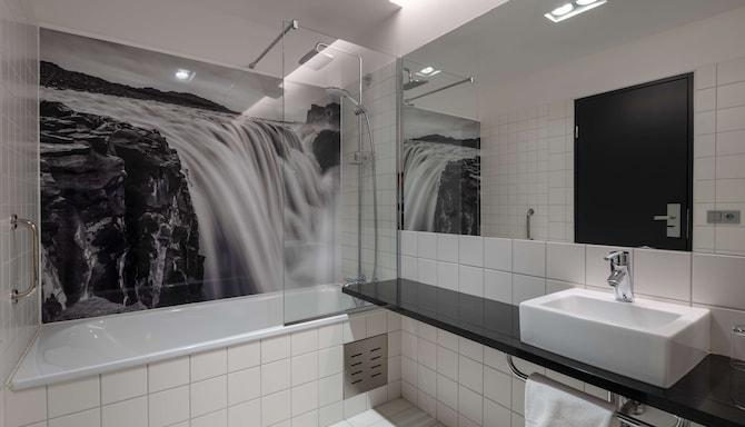 Radisson Blu 1919 Hotel, Reykjavik - Standard room bathtub