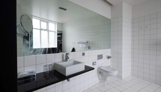 Radisson Blu 1919 Hotel, Reykjavik - Premium room bathroom