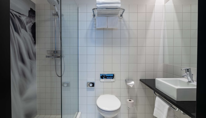 Radisson Blu 1919 Hotel, Reykjavik - Premium room shower