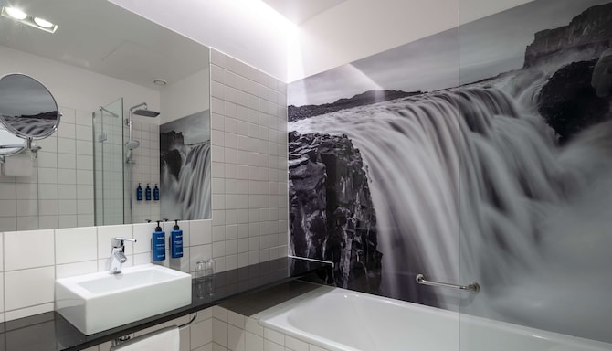 Radisson Blu 1919 Hotel, Reykjavik - Junior suite bathtub