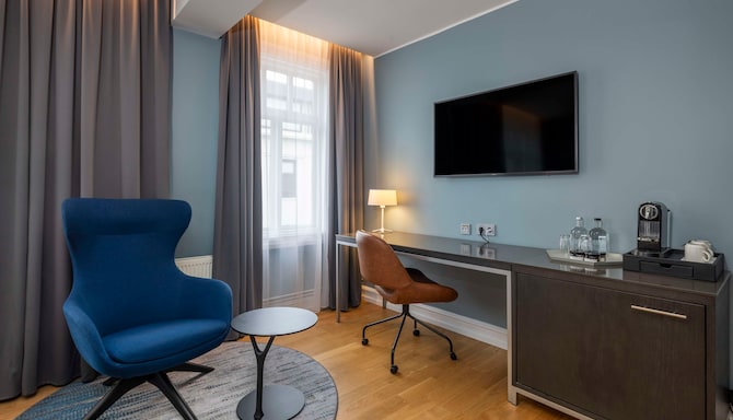 Radisson Blu 1919 Hotel, Reykjavik - Premium Room desk and sitting area