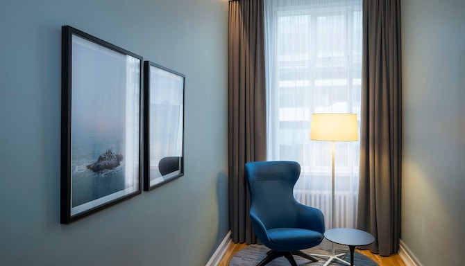 Radisson Blu 1919 Hotel, Reykjavik - Superior Room sitting area