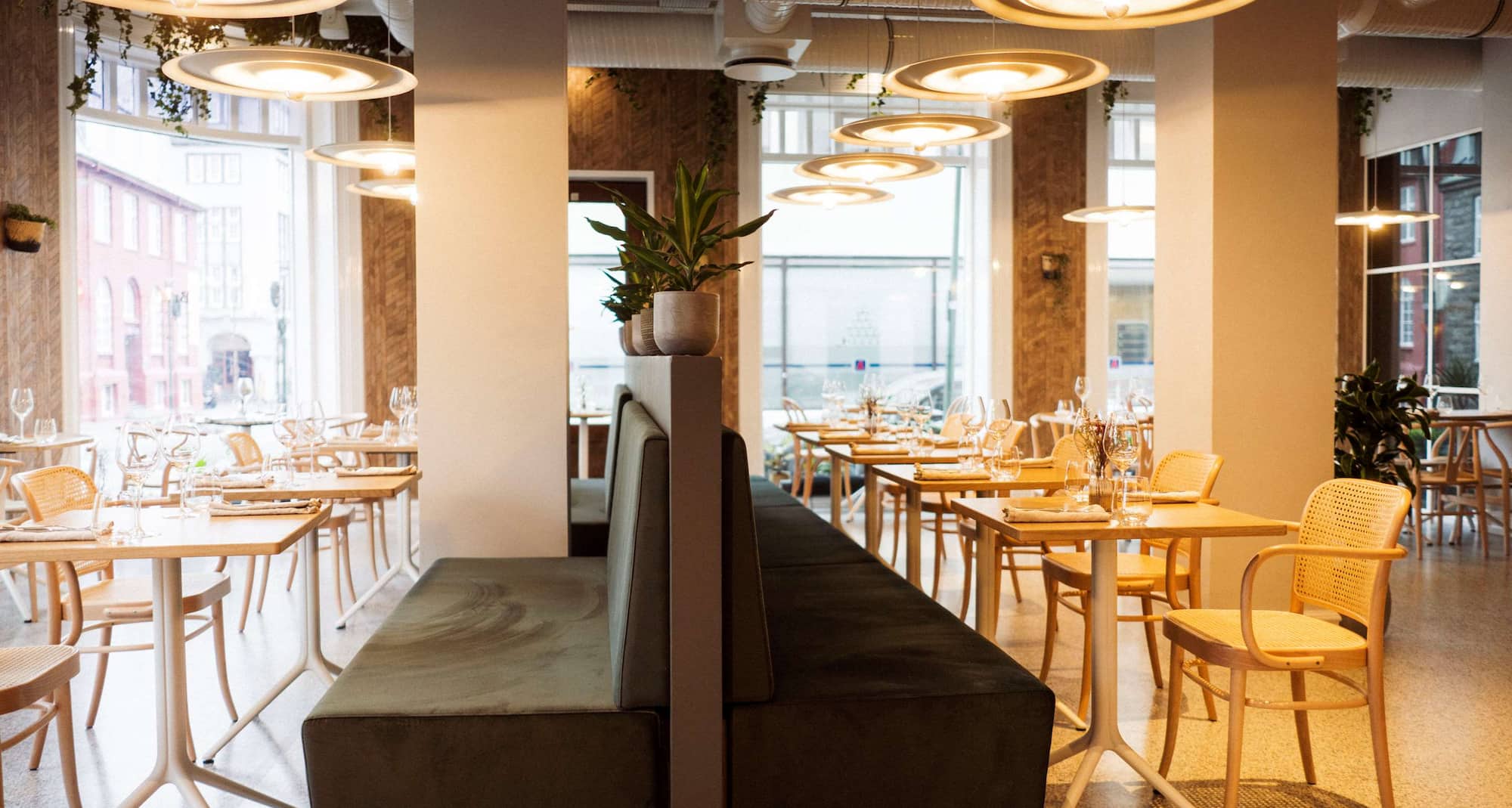 Radisson Blu 1919 Hotel, Reykjavik - Restaurant bench area