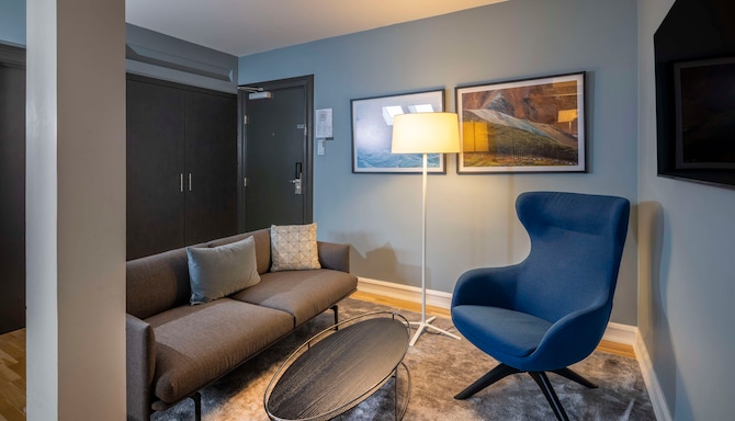 Radisson Blu 1919 Hotel, Reykjavik - Suite living room