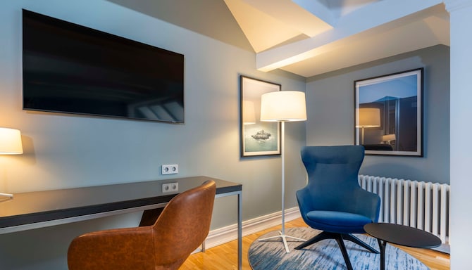 Radisson Blu 1919 Hotel, Reykjavik - Suite living room