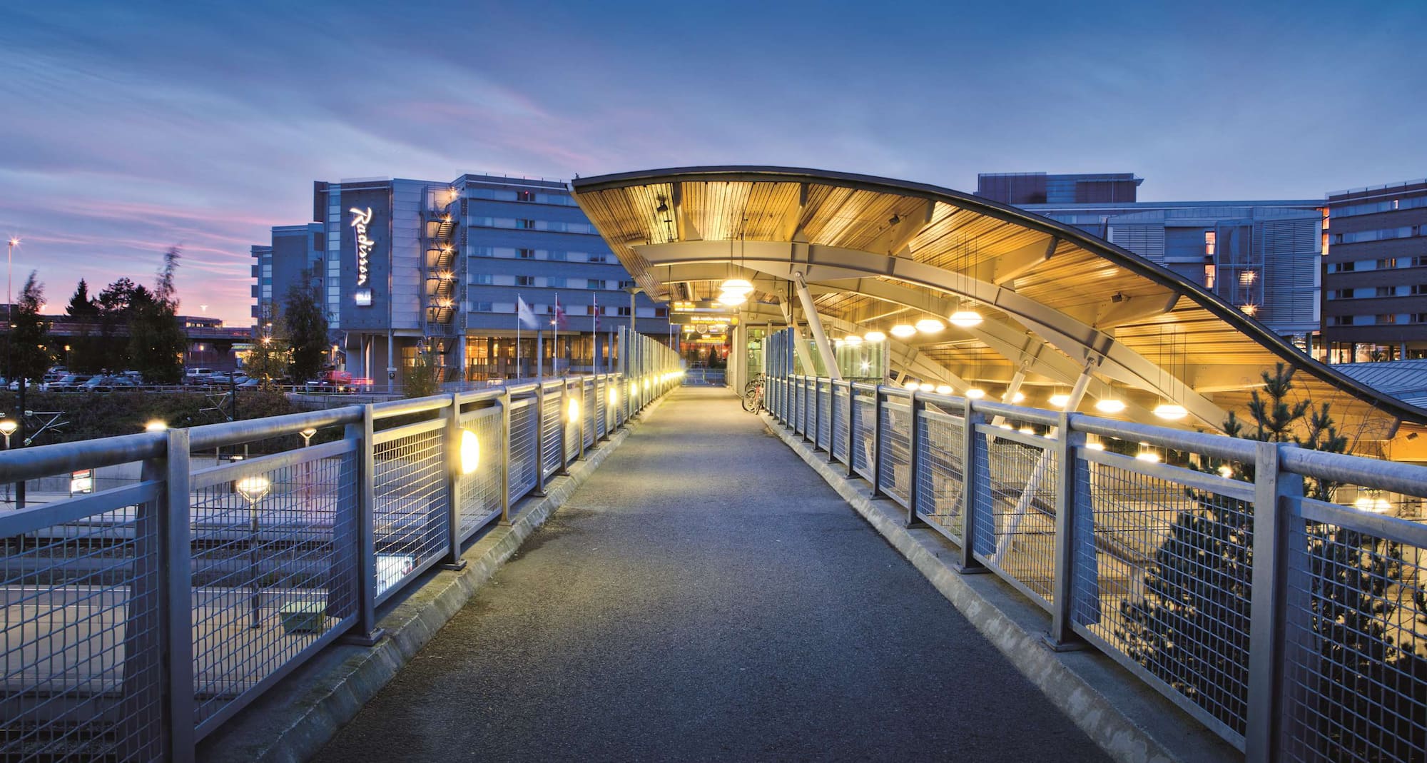 Radisson Blu Airport Hotel, Oslo Gardermoen - Hotel exterior bridge from the train station