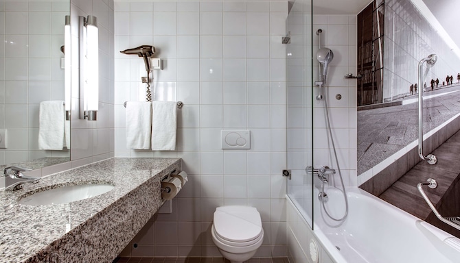 Radisson Blu Airport Hotel, Oslo Gardermoen - Guest room bathroom