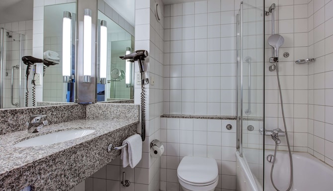 Radisson Blu Airport Hotel, Oslo Gardermoen - Guest room bathroom