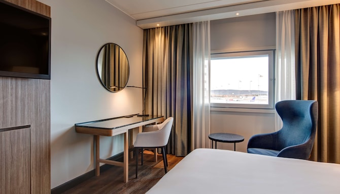Radisson Blu Airport Hotel, Oslo Gardermoen - Superior Room airport view