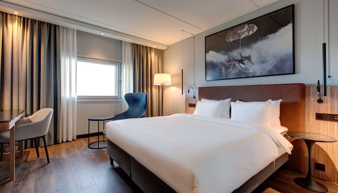 Radisson Blu Airport Hotel, Oslo Gardermoen - Superior Room airport view