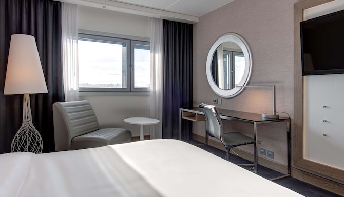 Radisson Blu Airport Hotel, Oslo Gardermoen - Standard Room, Friends & Family Stay