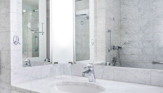 Radisson Blu Airport Terminal Hotel, Stockholm-Arlanda Airport - Guest room bathroom
