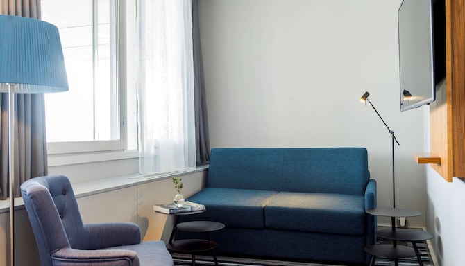 Radisson Blu Airport Terminal Hotel, Stockholm-Arlanda Airport - Premium Room Scandinavian style sitting area