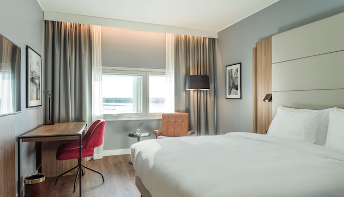Radisson Blu Airport Terminal Hotel, Stockholm-Arlanda Airport - Superior Room Runway View Signature Style