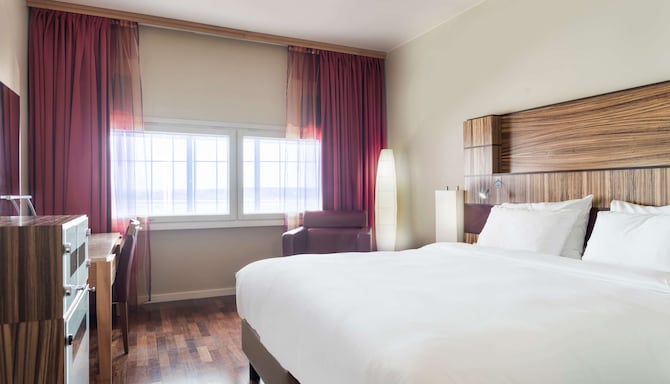 Radisson Blu Airport Terminal Hotel, Stockholm-Arlanda Airport - Superior room - runway view - urban style