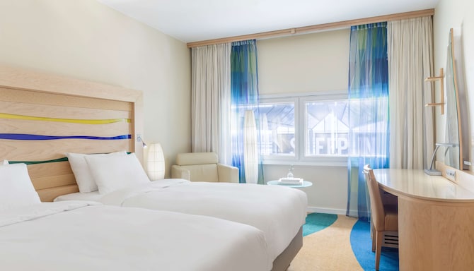 Radisson Blu Airport Terminal Hotel, Stockholm-Arlanda Airport - Superior room - terminal view - ocean style